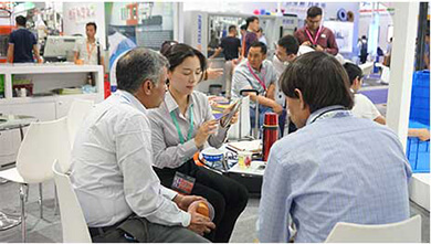 Z6尊龙代理商展会洽谈实拍图